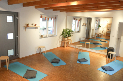 Bild des Kreativraums mit Yogamatten, vorbereitet für einen Kurs